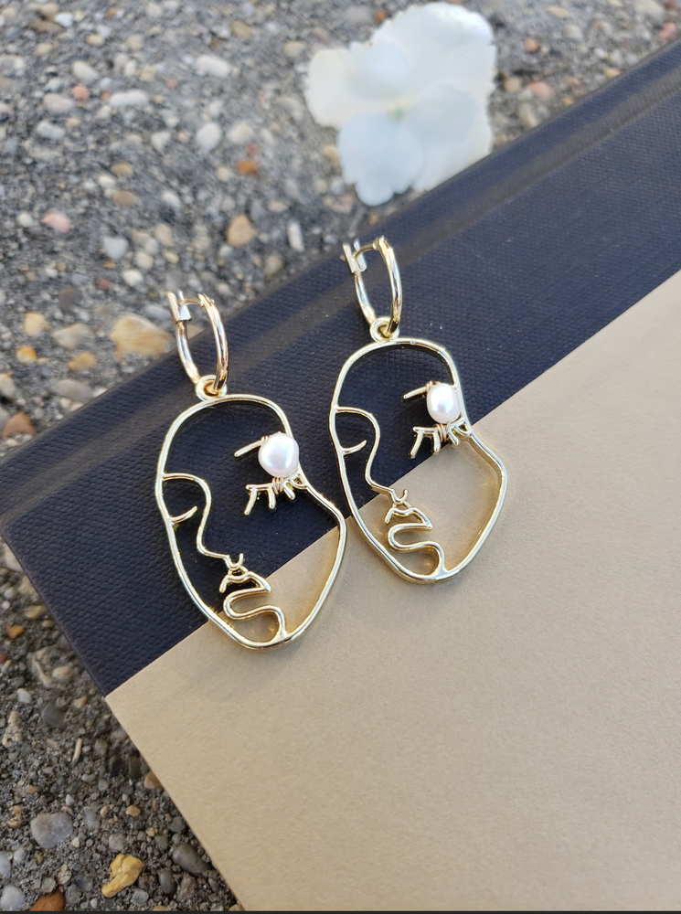 
            
                Load image into Gallery viewer, Portia Abstract Face Earrings
            
        